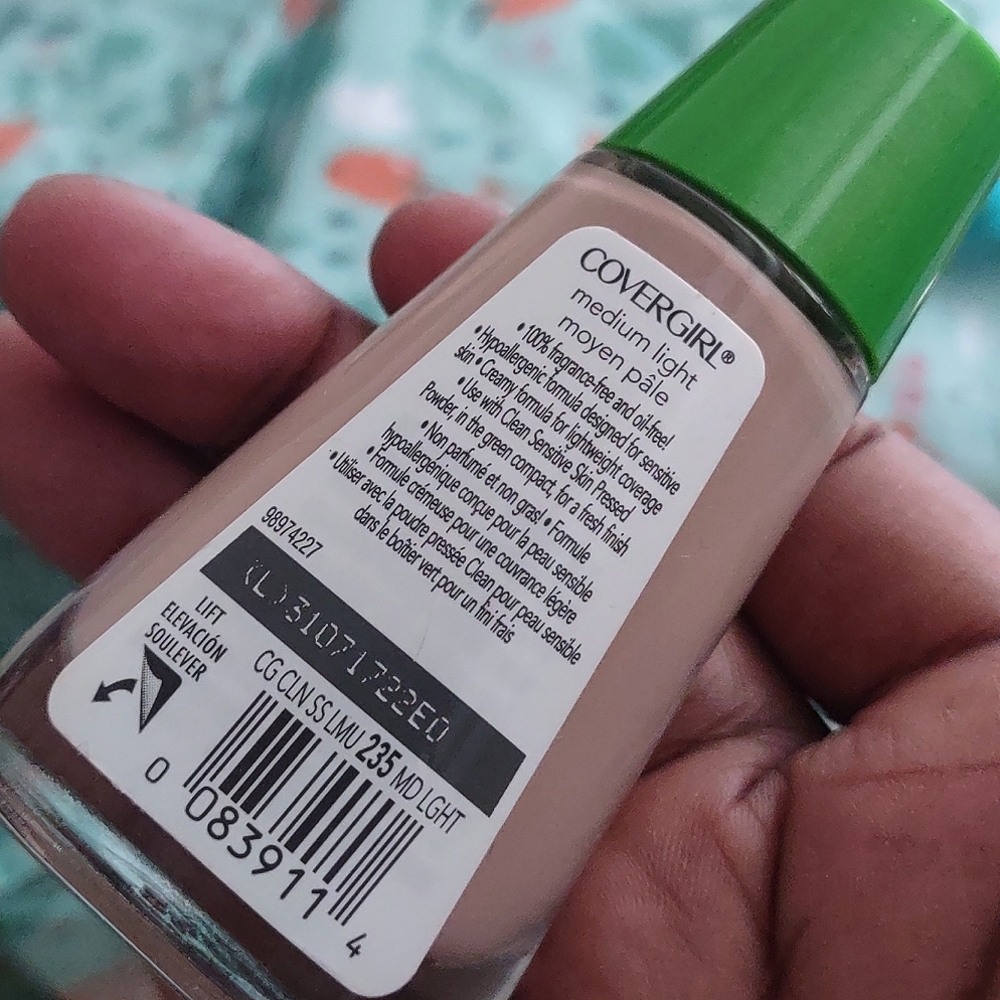 COVERGIRL Medium Light Liquid Foundation NEW - Picture 5 of 9